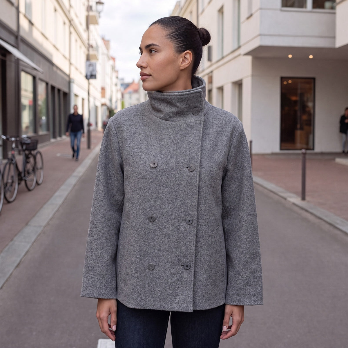 Vrouw in de grijze double breasted jas met opstaande kraag in een Nederlandse straat | Boutique Moda