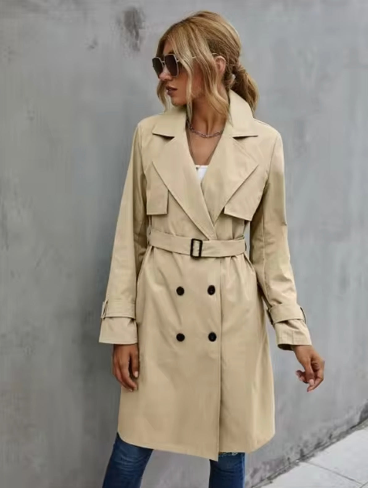 Vrouw in de double breasted trenchcoat in khaki met ceintuur | Boutique Moda