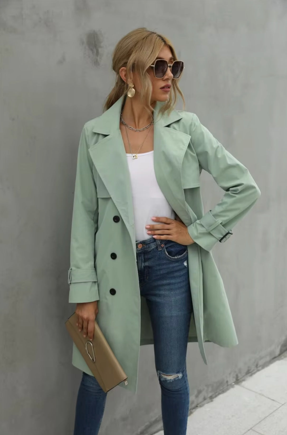 Vrouw in de double breasted trenchcoat in mintgroen met ceintuur | Boutique Moda