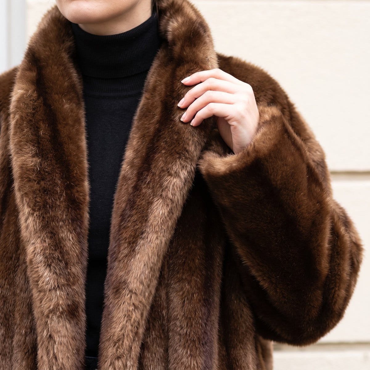 Close-up van het lange bruine nepbont en de brede kraag | Boutique Moda