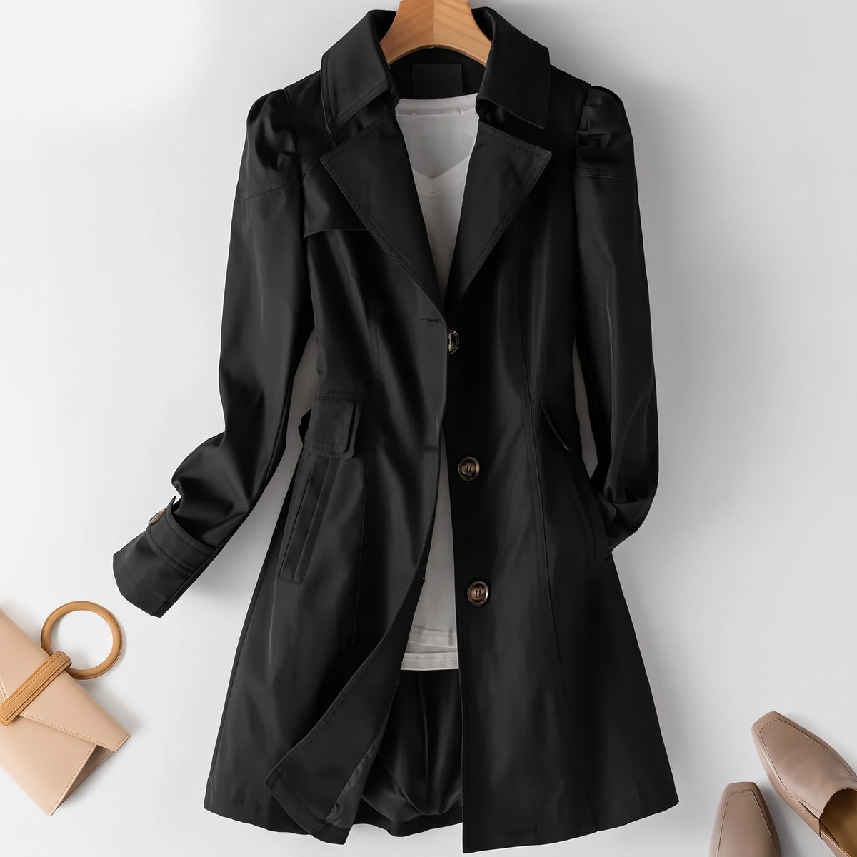 Trenchcoat in zwart met enkele knopenrij en pofschouders | Boutique Moda