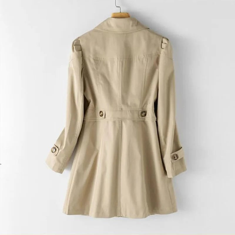 Achterkant van de beige trenchcoat met taillebandje | Boutique Moda