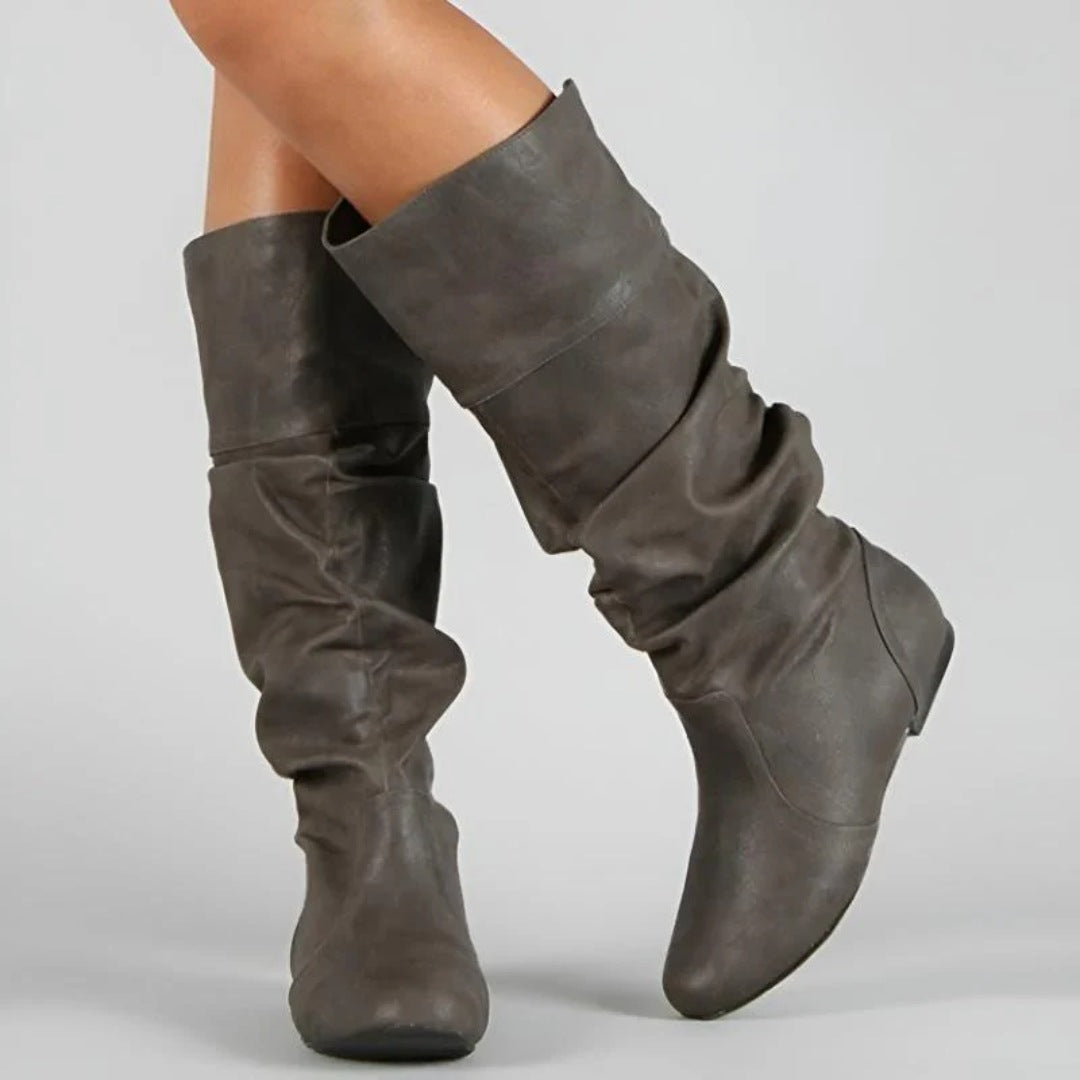 Platte slouch laarzen in grijs, tot halverwege de kuit | Boutique Moda