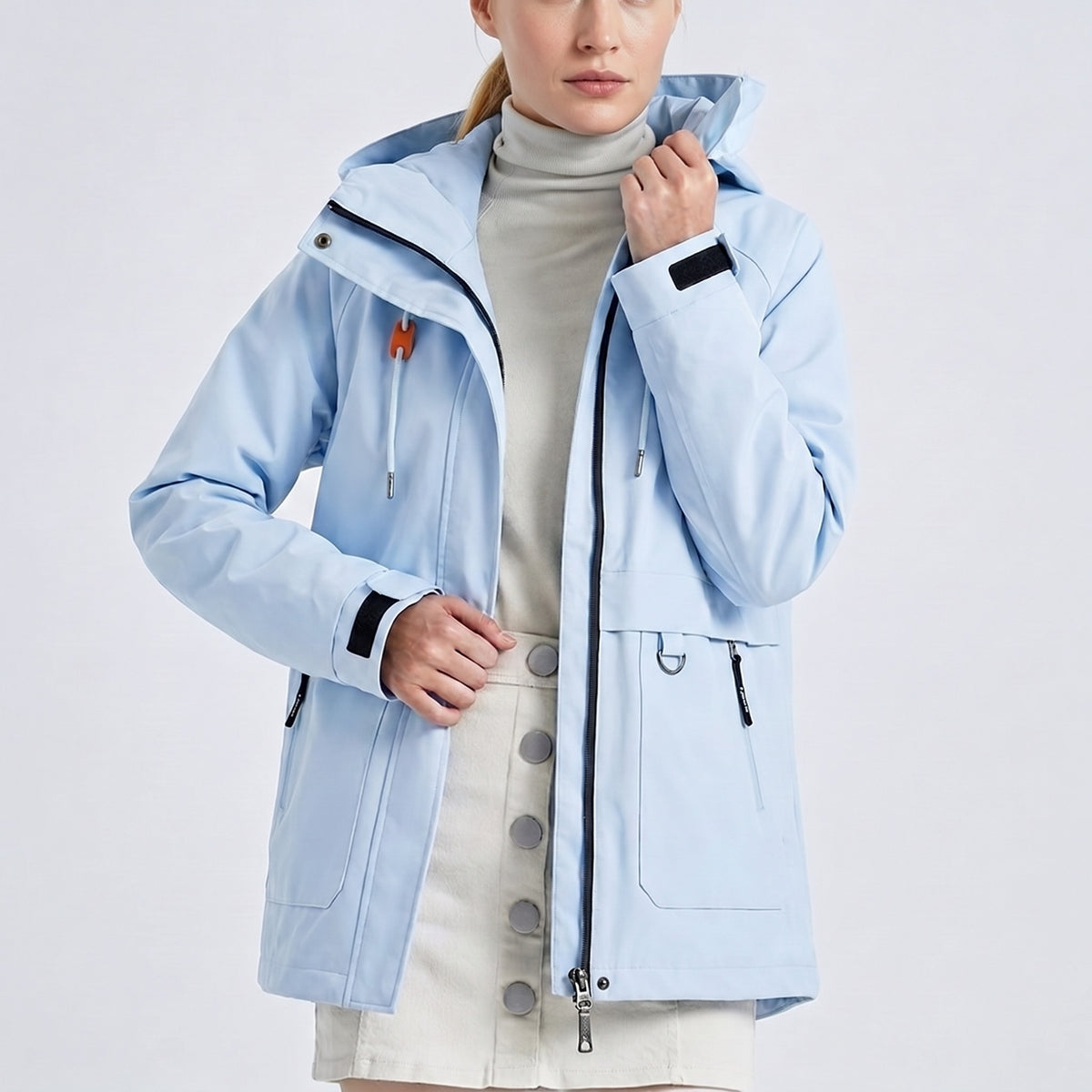 Lichtblauwe regenjas met capuchon, tweewegrits en ritszakken | Boutique Moda