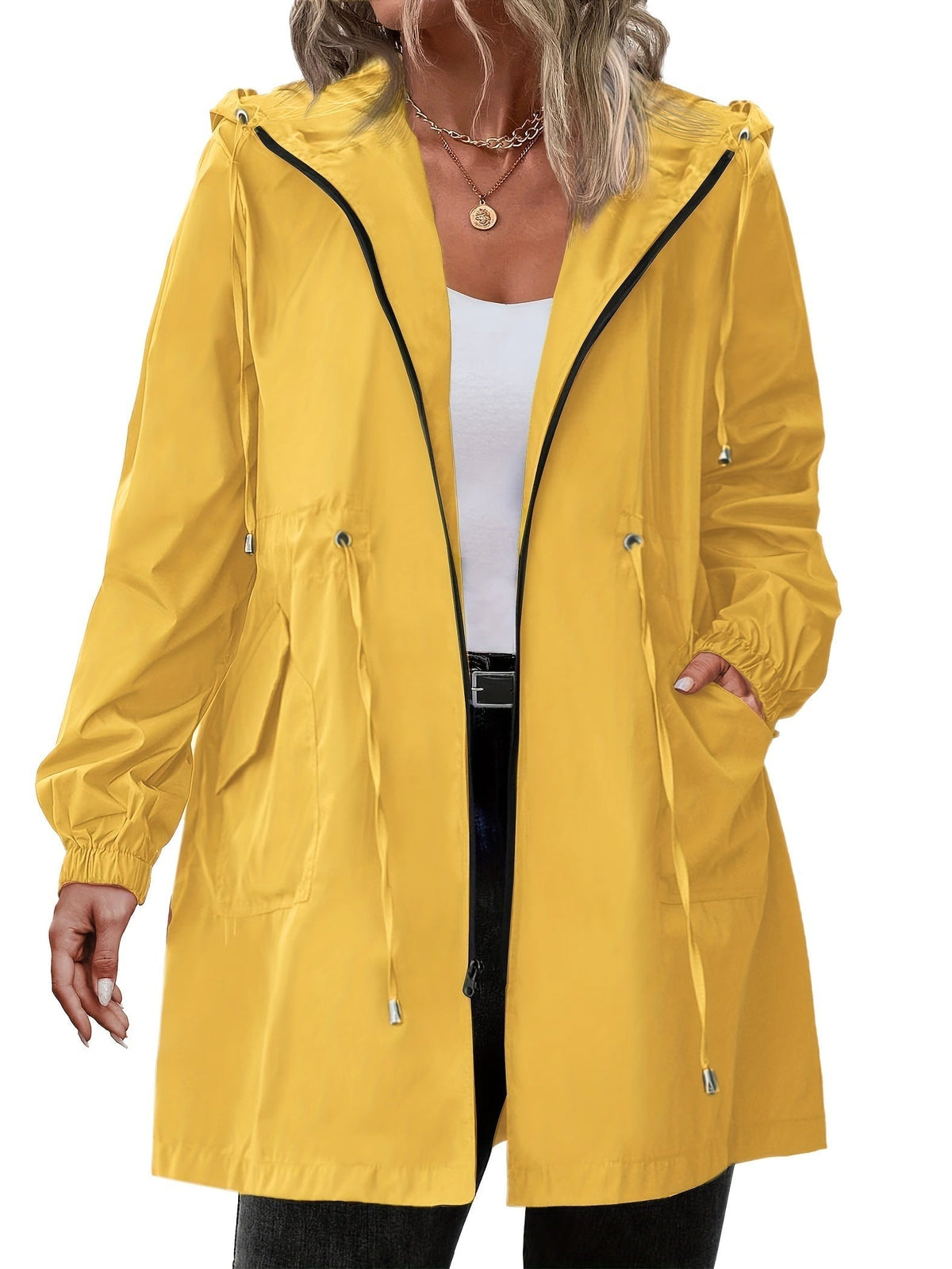 Regenjas in geel met capuchon en taillekoord | Boutique Moda