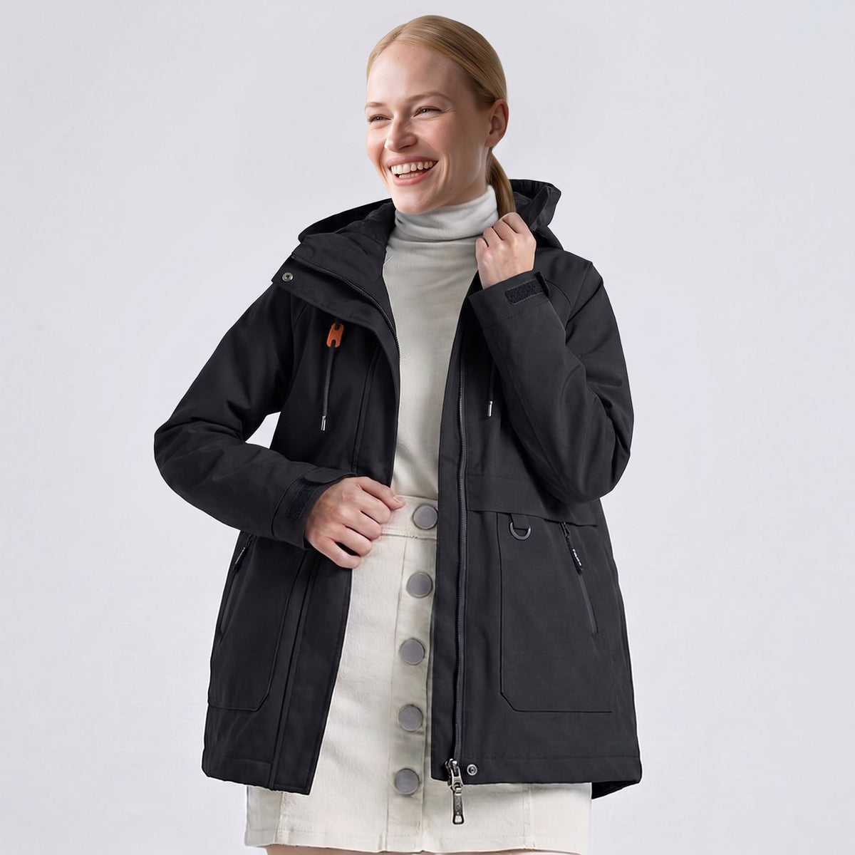 Zwarte regenjas met hoge kraag en klittenbandlipjes aan de mouwen | Boutique Moda
