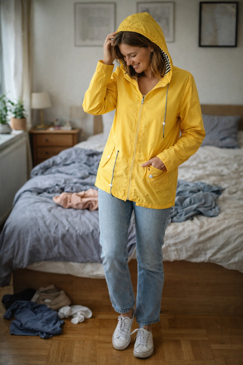 Geel regenjas met capuchon, taillekoord en klepzakken | Boutique Moda