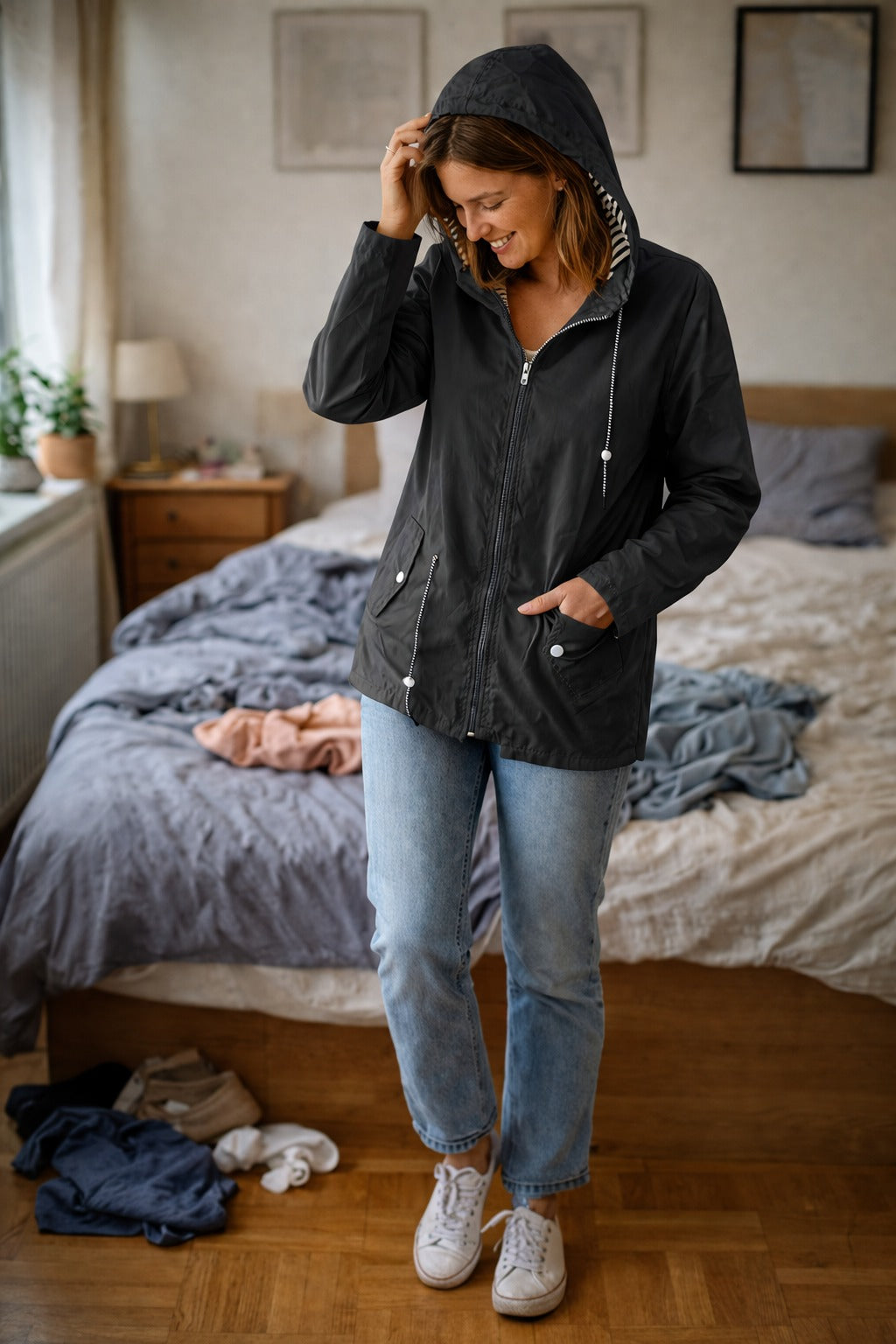 Zwart regenjas met capuchon, taillekoord en klepzakken | Boutique Moda