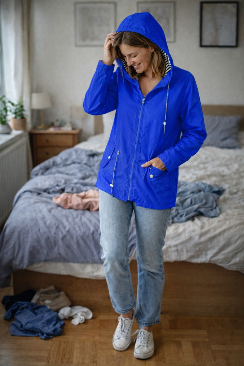 Kobaltblauw regenjas met capuchon, taillekoord en klepzakken | Boutique Moda