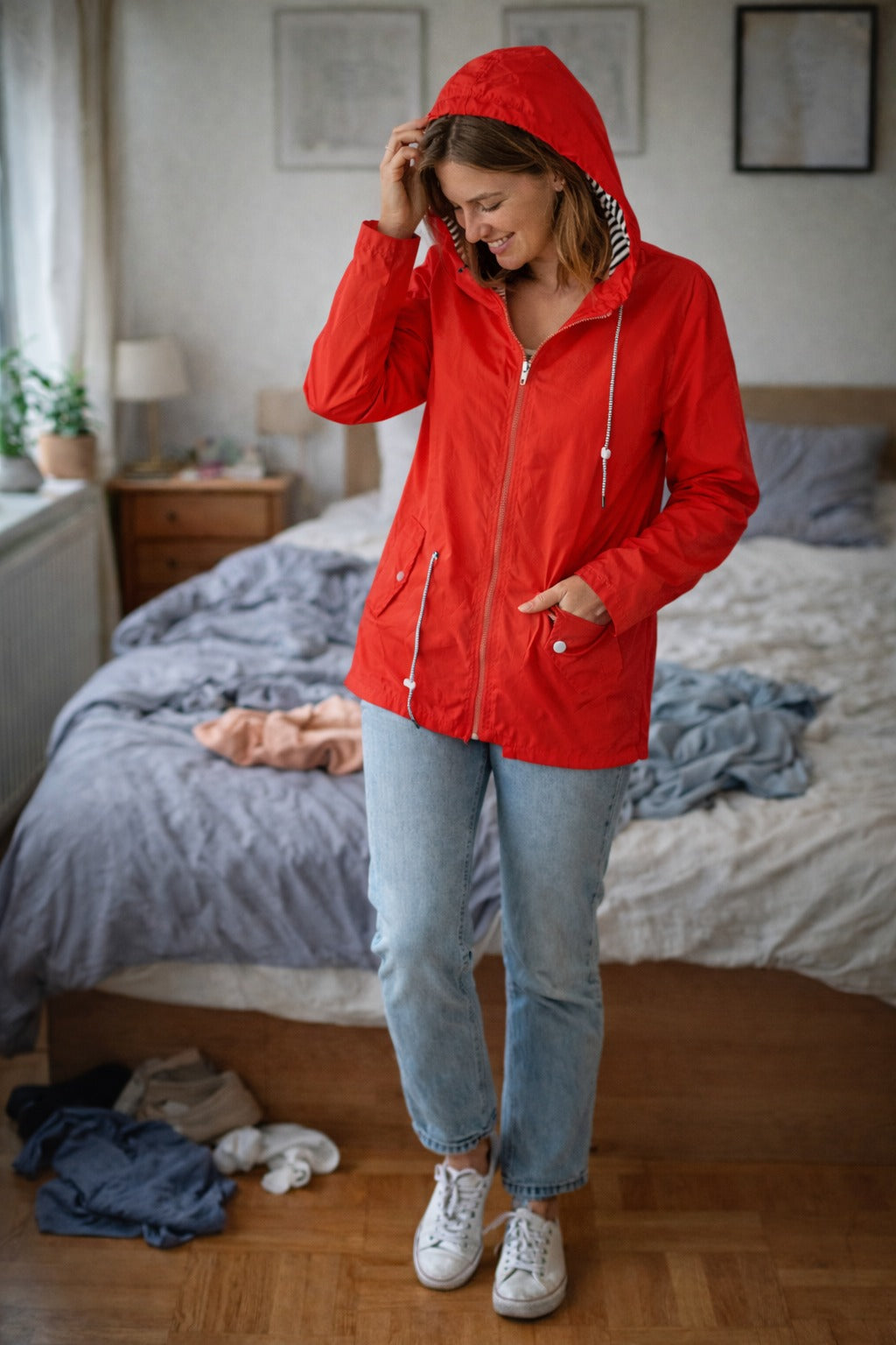 Rood regenjas met capuchon, taillekoord en klepzakken | Boutique Moda