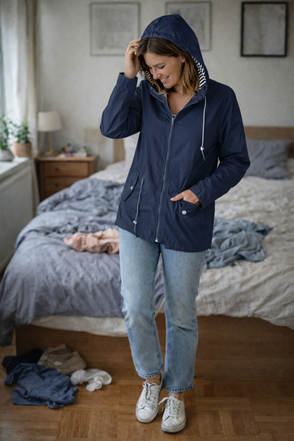 Marineblauw regenjas met capuchon, taillekoord en klepzakken | Boutique Moda