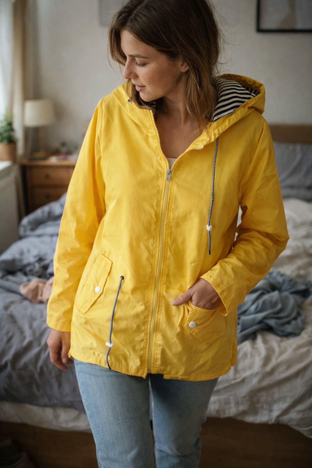 Gele regenjas van dichtbij met taillekoord | Boutique Moda