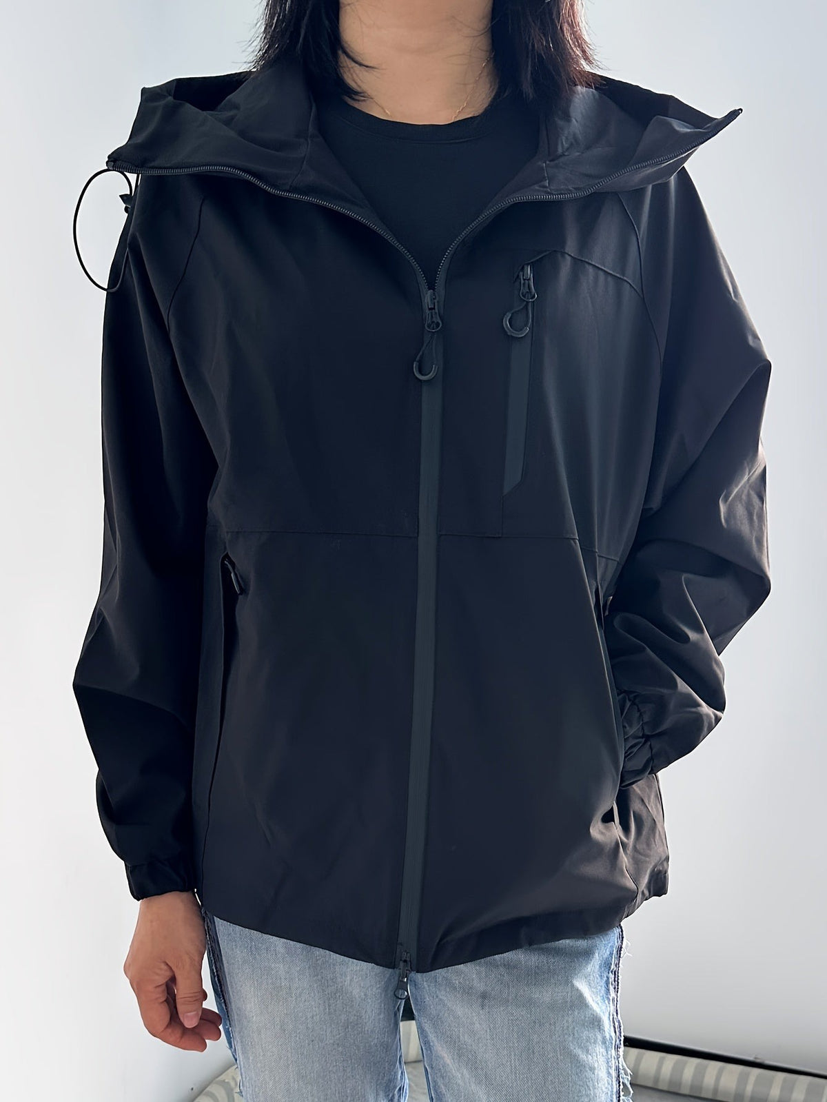 Zwarte regenjas met capuchon en ritszakken | Boutique Moda