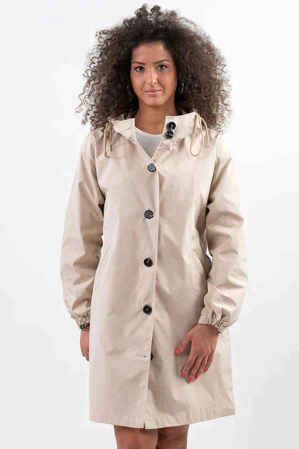 Beige regenjas met capuchon en knoopsluiting, voorkant