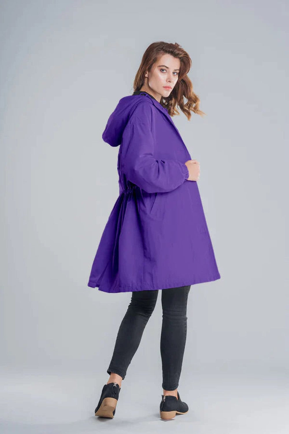 Violette regenjas met capuchon