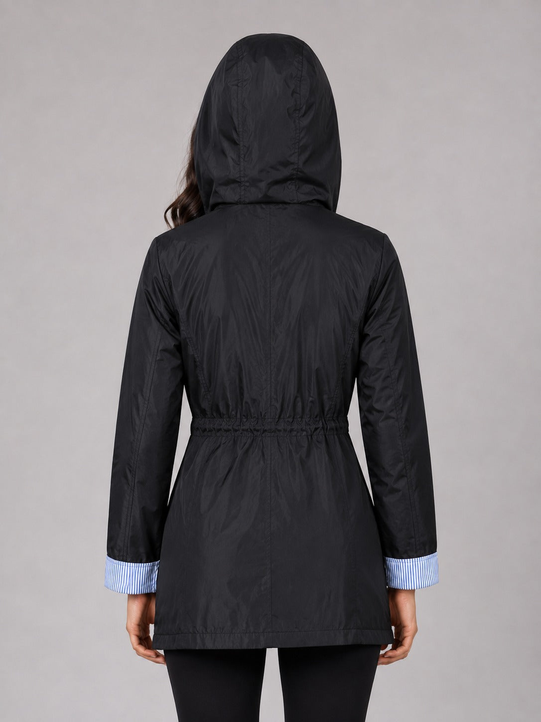 Achterkant van de zwarte regenjas met capuchon en taillekoord | Boutique Moda