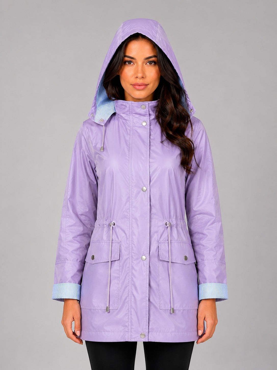 Lila regenjas met de capuchon op en gestreepte manchetten | Boutique Moda