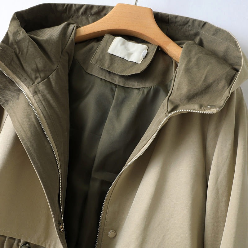 Close-up van de kraag, de rits en de olijfgroene capuchonvoering van de beige trenchcoat | Boutique Moda