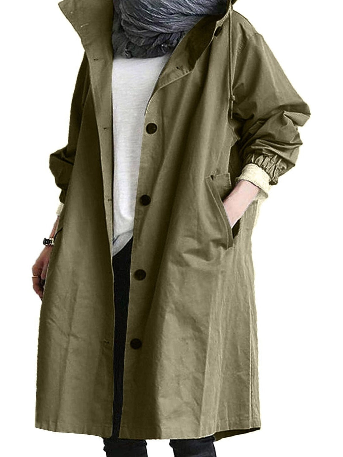 Trenchcoat met capuchon in legergroen, open gedragen over een wit shirt | Boutique Moda