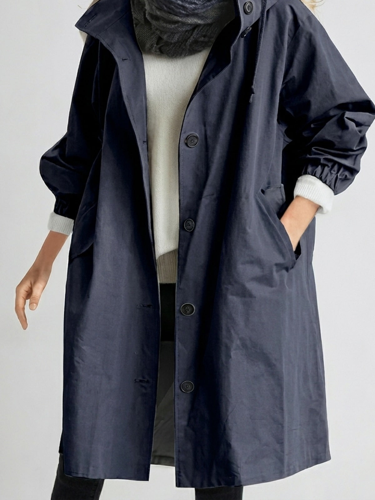 Trenchcoat met capuchon in marineblauw, open gedragen over een wit shirt | Boutique Moda