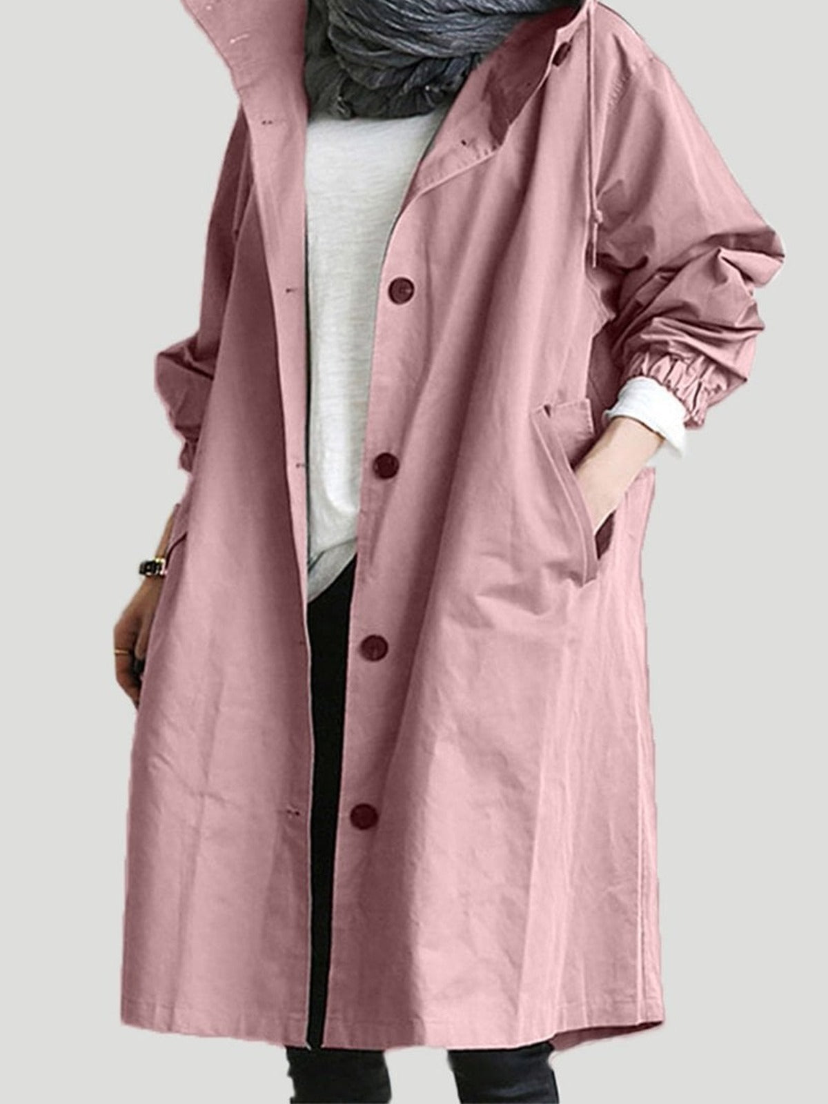Trenchcoat met capuchon in roze, open gedragen over een wit shirt | Boutique Moda