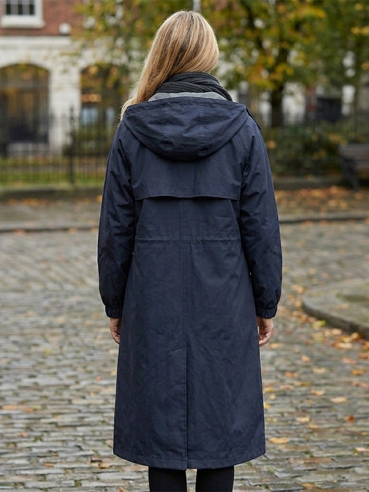 Achterkant van de marineblauwe trenchcoat met capuchon | Boutique Moda