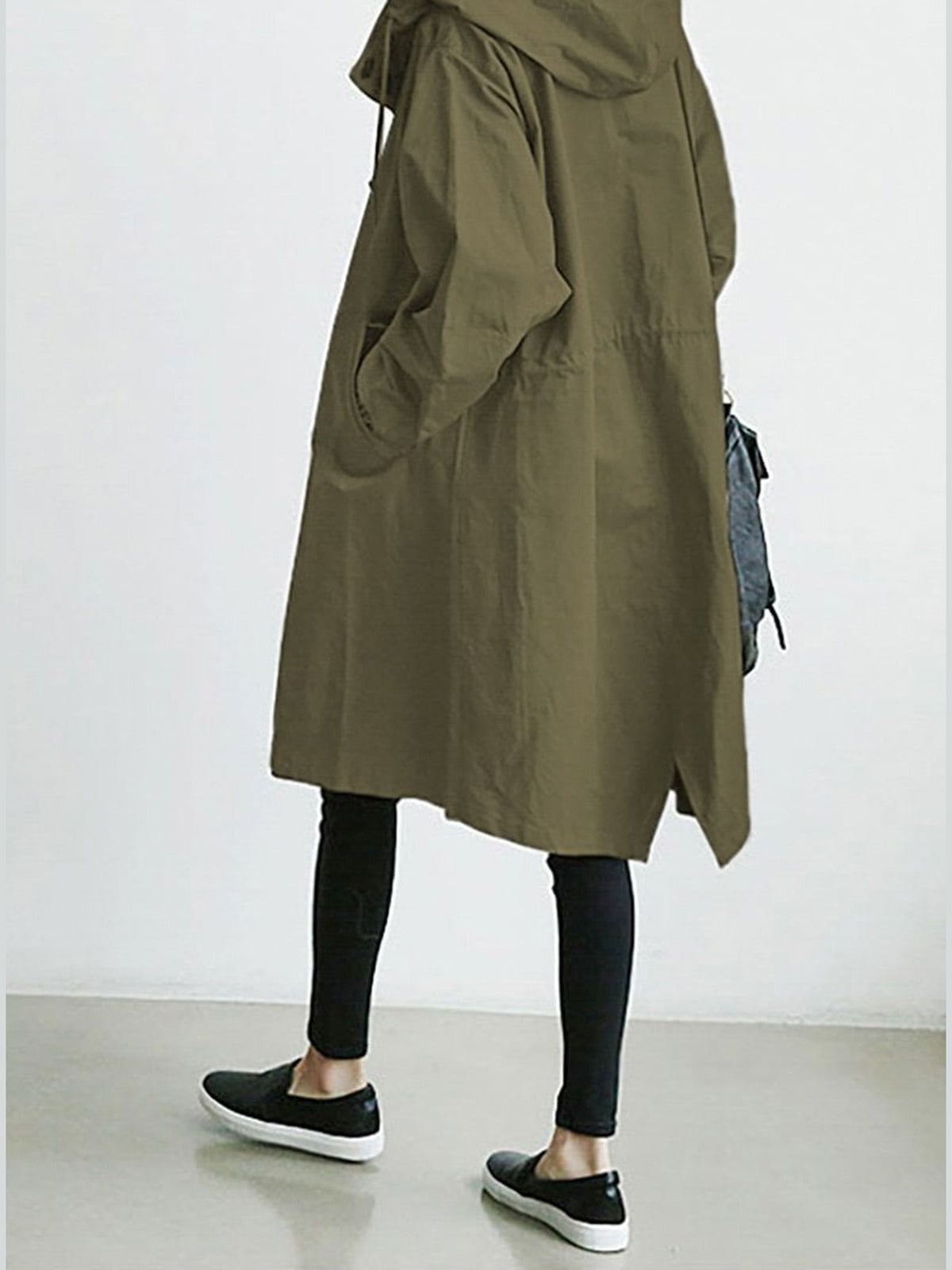 Legergroene trenchcoat met capuchon, zijkant | Boutique Moda