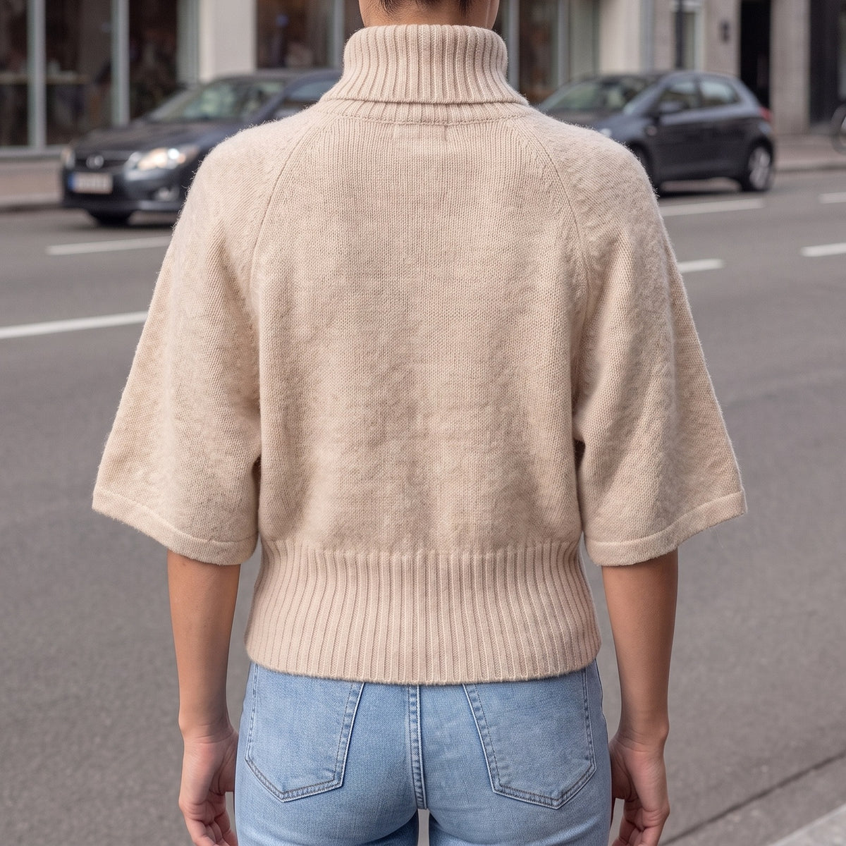 Achterkant van de havermoutkleurige coltrui | Boutique Moda