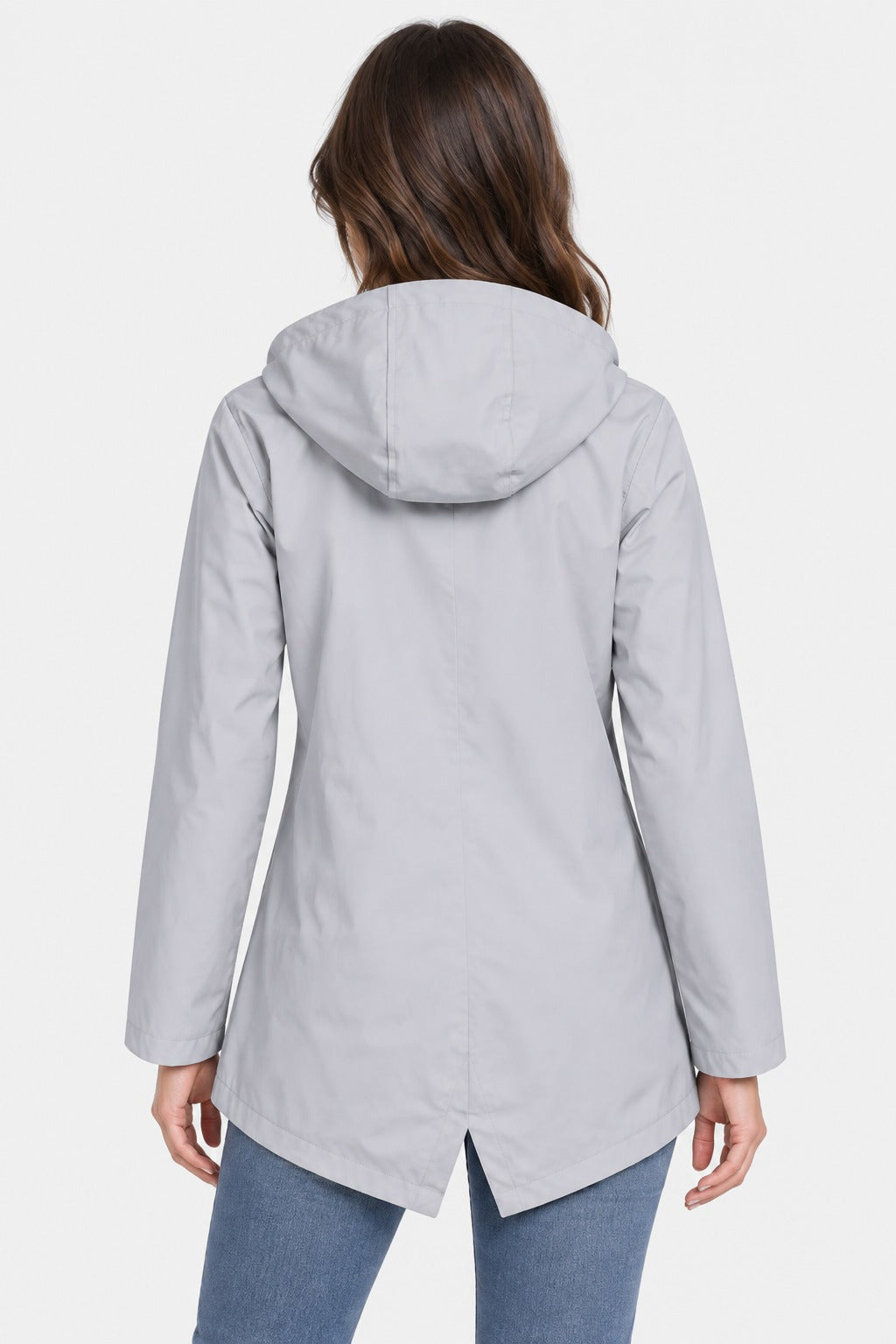 Achterkant van de lichtgrijze regenjas met capuchon en langere achterzoom | Boutique Moda