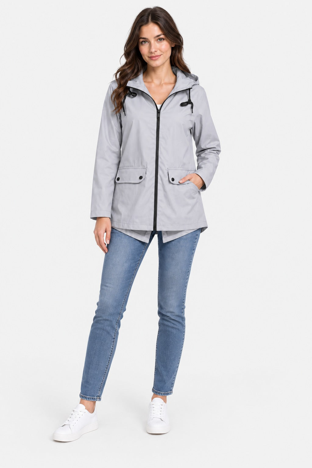 Lichtgrijze regenjas met jeans en witte sneakers, ten voeten uit | Boutique Moda