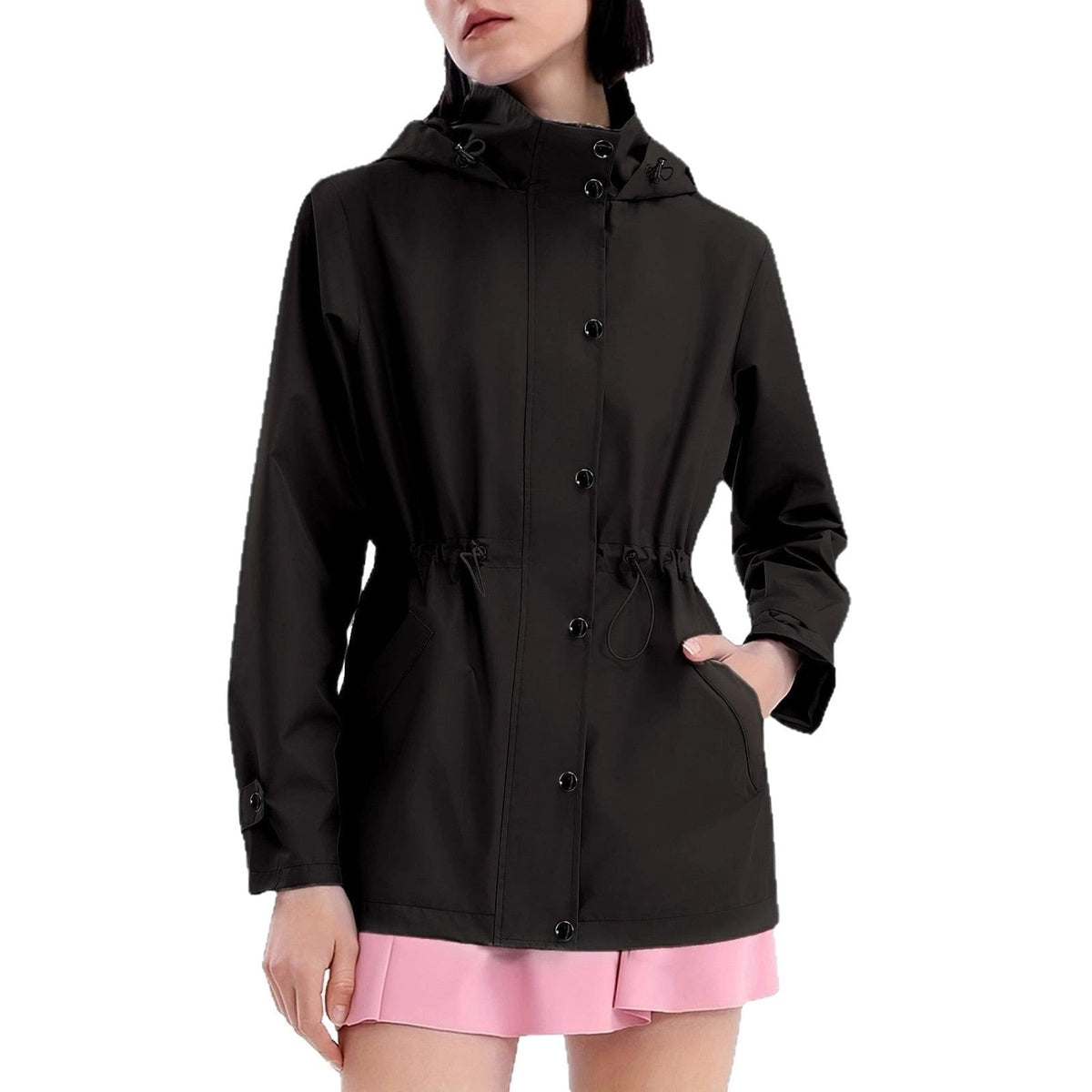 Zwarte lichte regenjas met drukknoopsluiting en trekkoord in de taille | Boutique Moda
