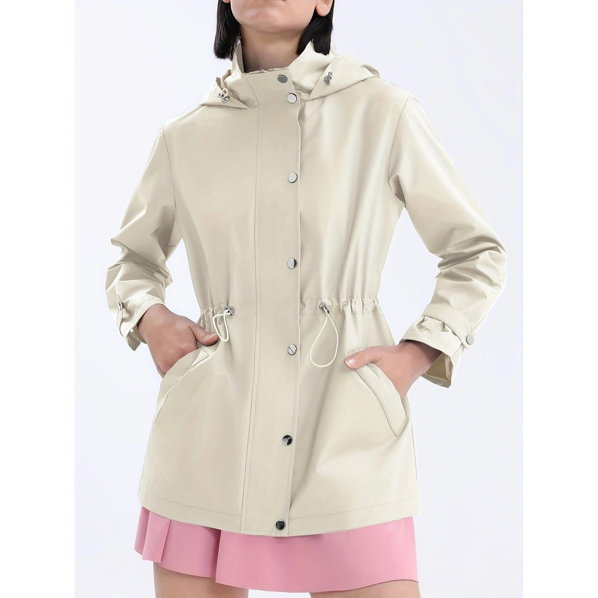 Ivoorkleurige regenjas met capuchon, trekkoord in de taille en zakken met drukknoopklep | Boutique Moda
