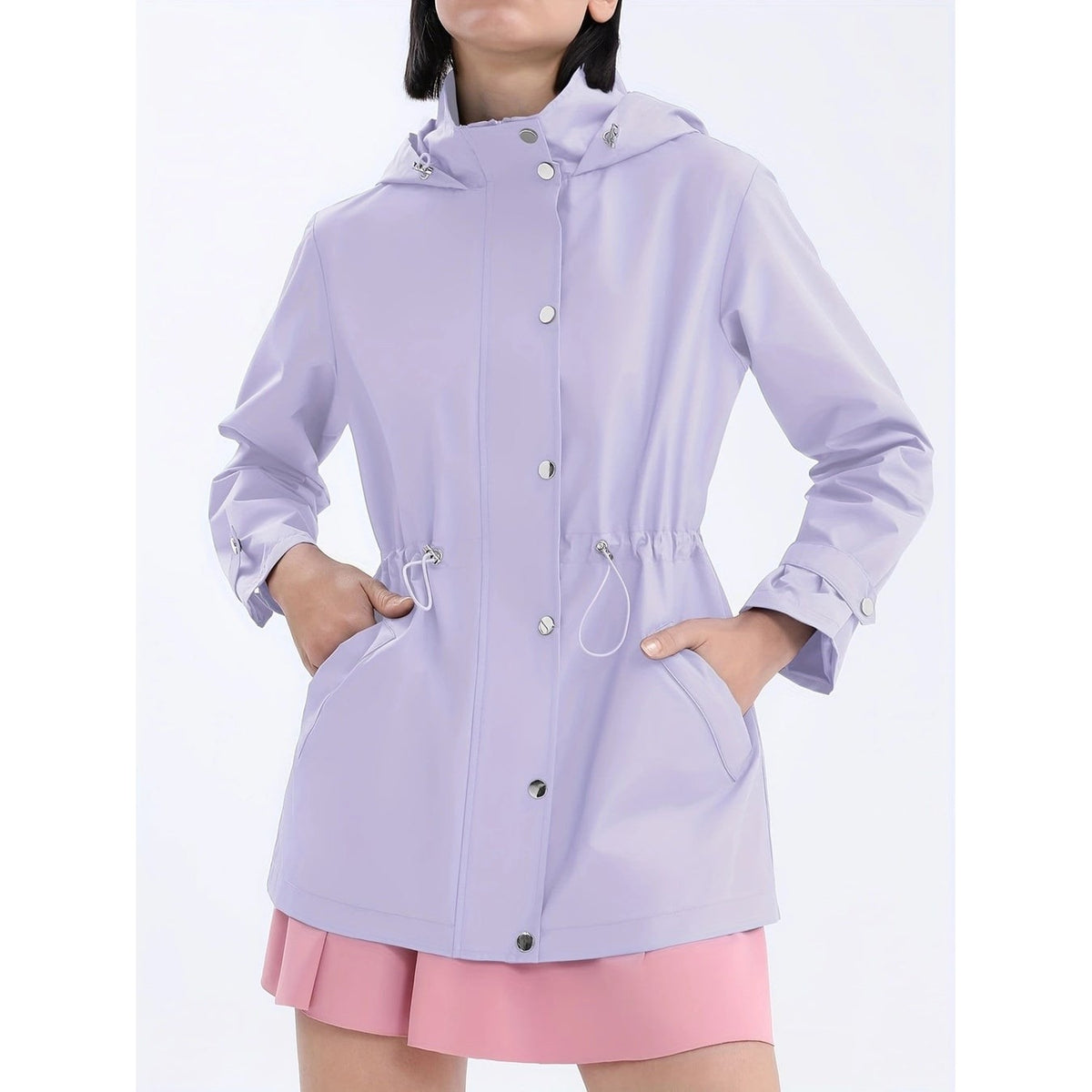 Lavendelkleurige regenjas met capuchon, trekkoord in de taille en zakken met drukknoopklep | Boutique Moda