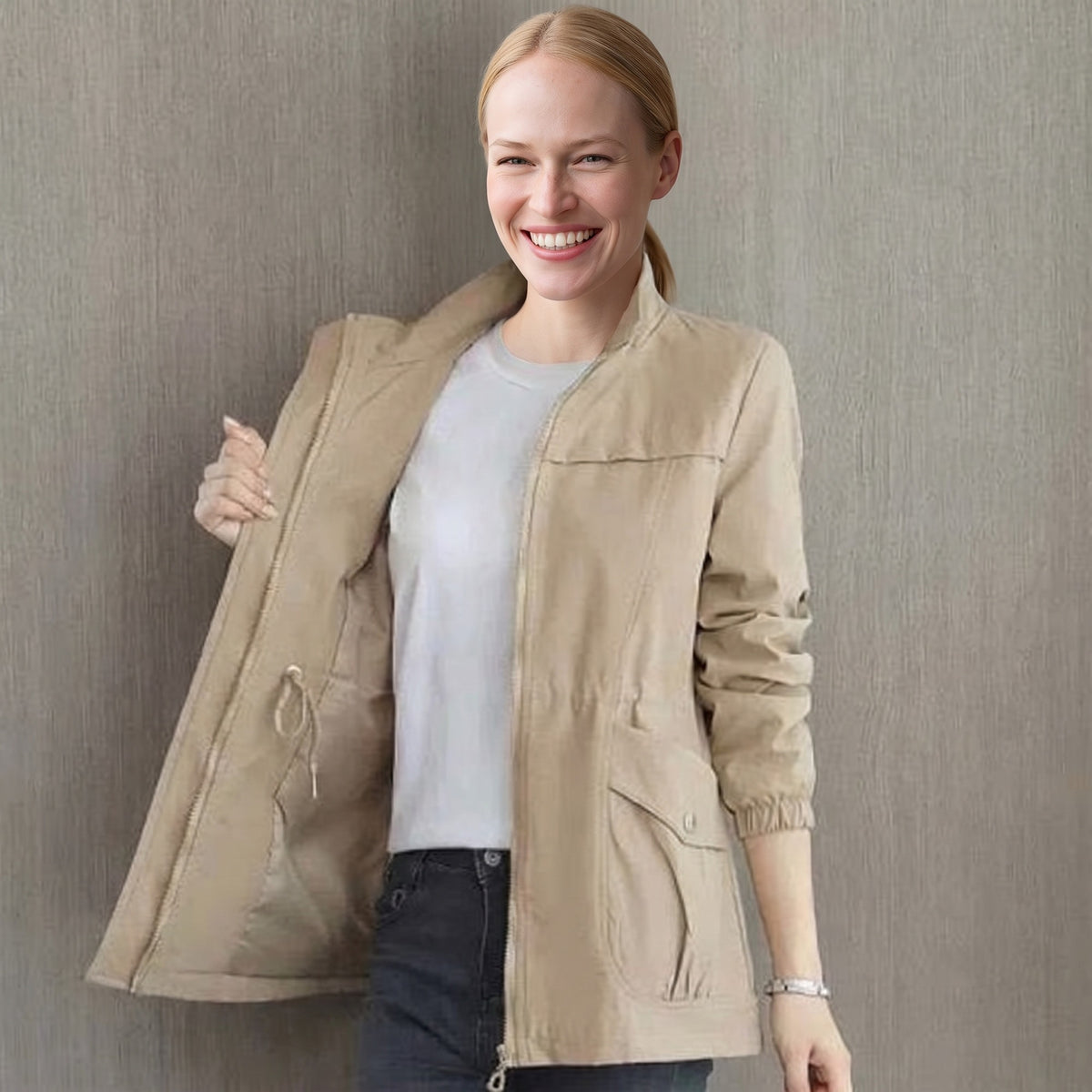 Vrouw in de lichte regenjas in kaki met opstaande kraag | Boutique Moda