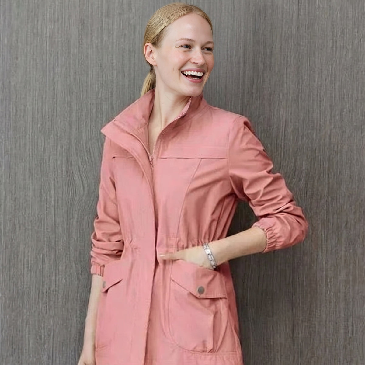Vrouw in de lichte regenjas in roze met opstaande kraag | Boutique Moda