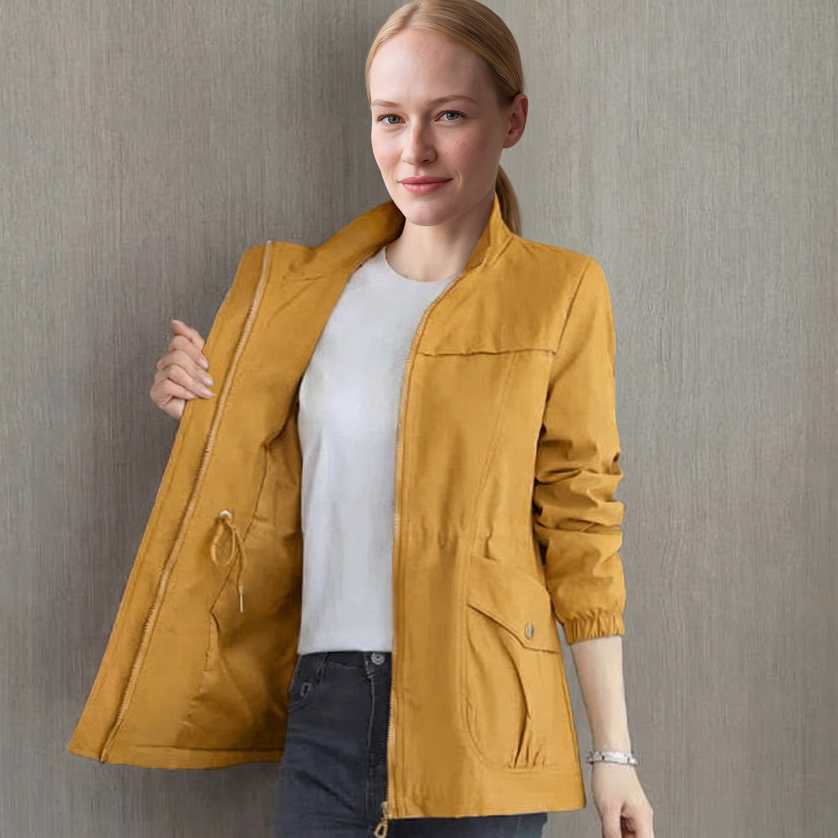 Vrouw in de lichte regenjas in mosterdgeel met opstaande kraag | Boutique Moda