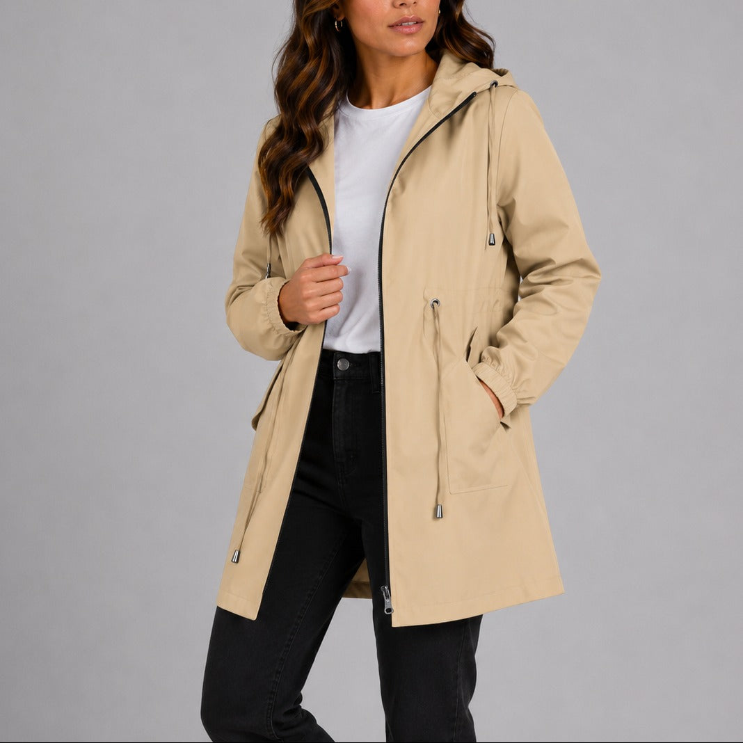 Vrouw in de regenjas in beige met capuchon en taillekoord | Boutique Moda