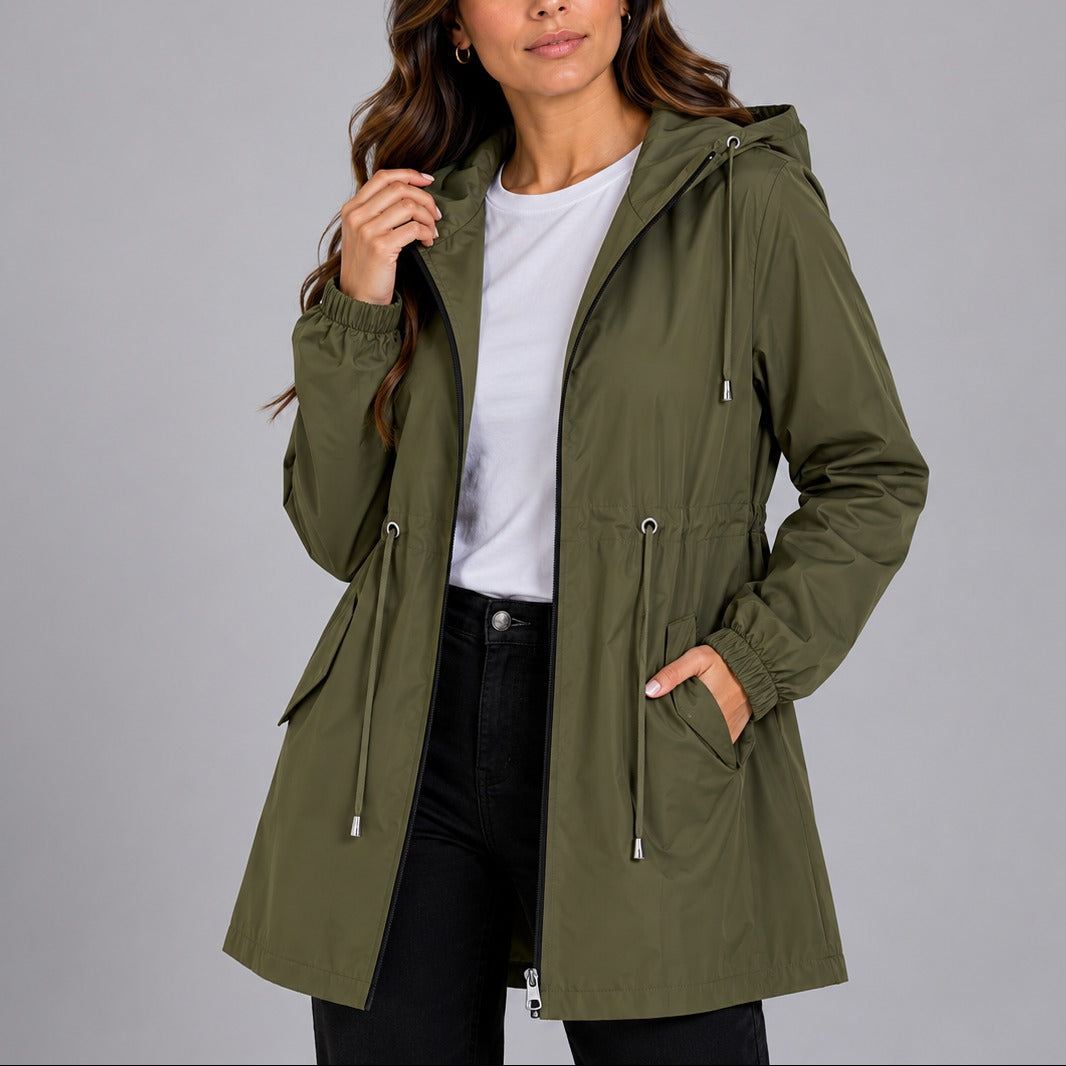 Vrouw in de regenjas in olijfgroen met capuchon en taillekoord | Boutique Moda