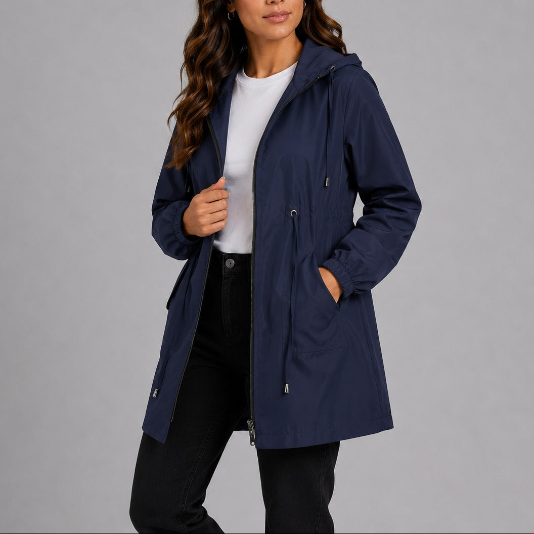Vrouw in de regenjas in marineblauw met capuchon en taillekoord | Boutique Moda