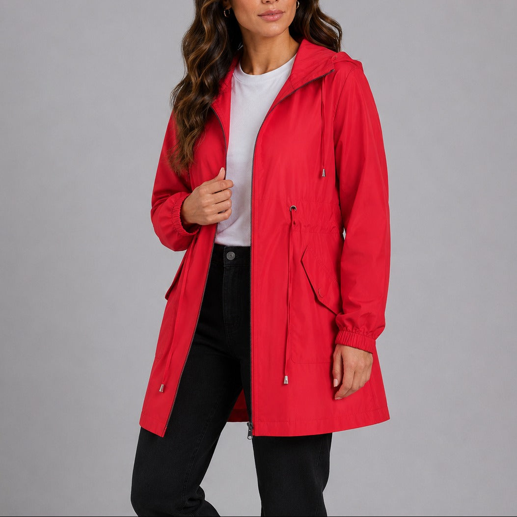 Vrouw in de regenjas in rood met capuchon en taillekoord | Boutique Moda