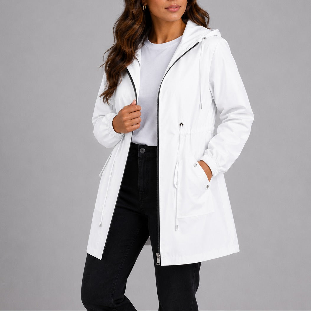 Vrouw in de regenjas in wit met capuchon en taillekoord | Boutique Moda