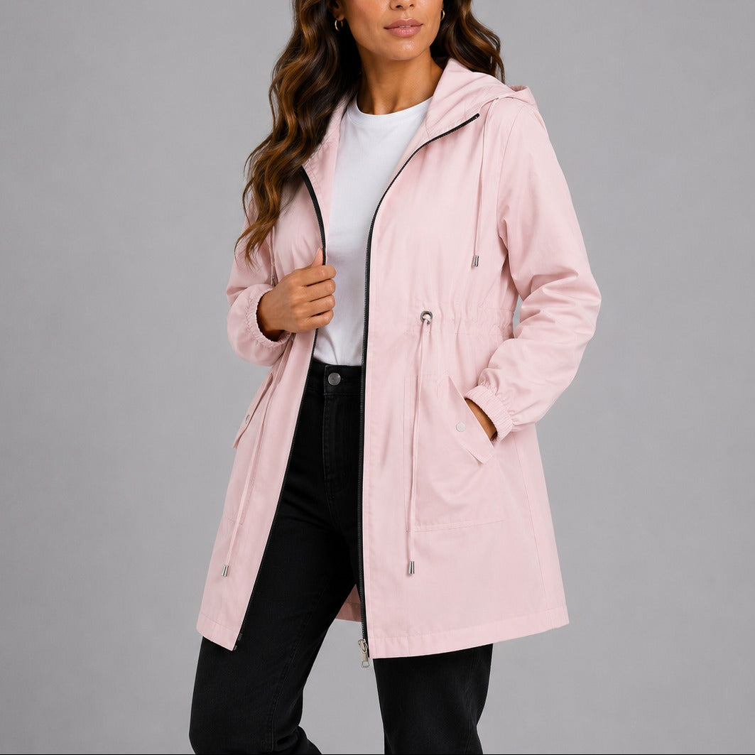 Vrouw in de regenjas in roze met capuchon en taillekoord | Boutique Moda