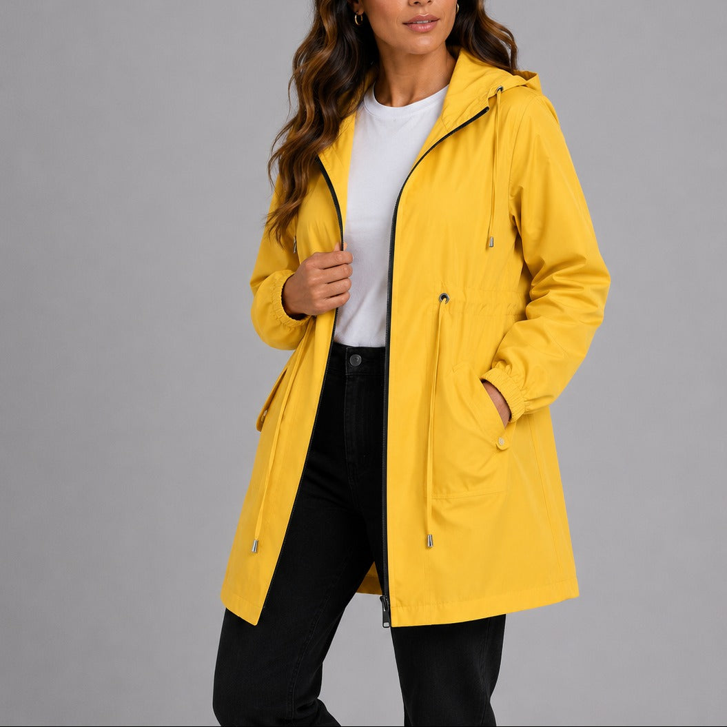 Vrouw in de regenjas in geel met capuchon en taillekoord | Boutique Moda