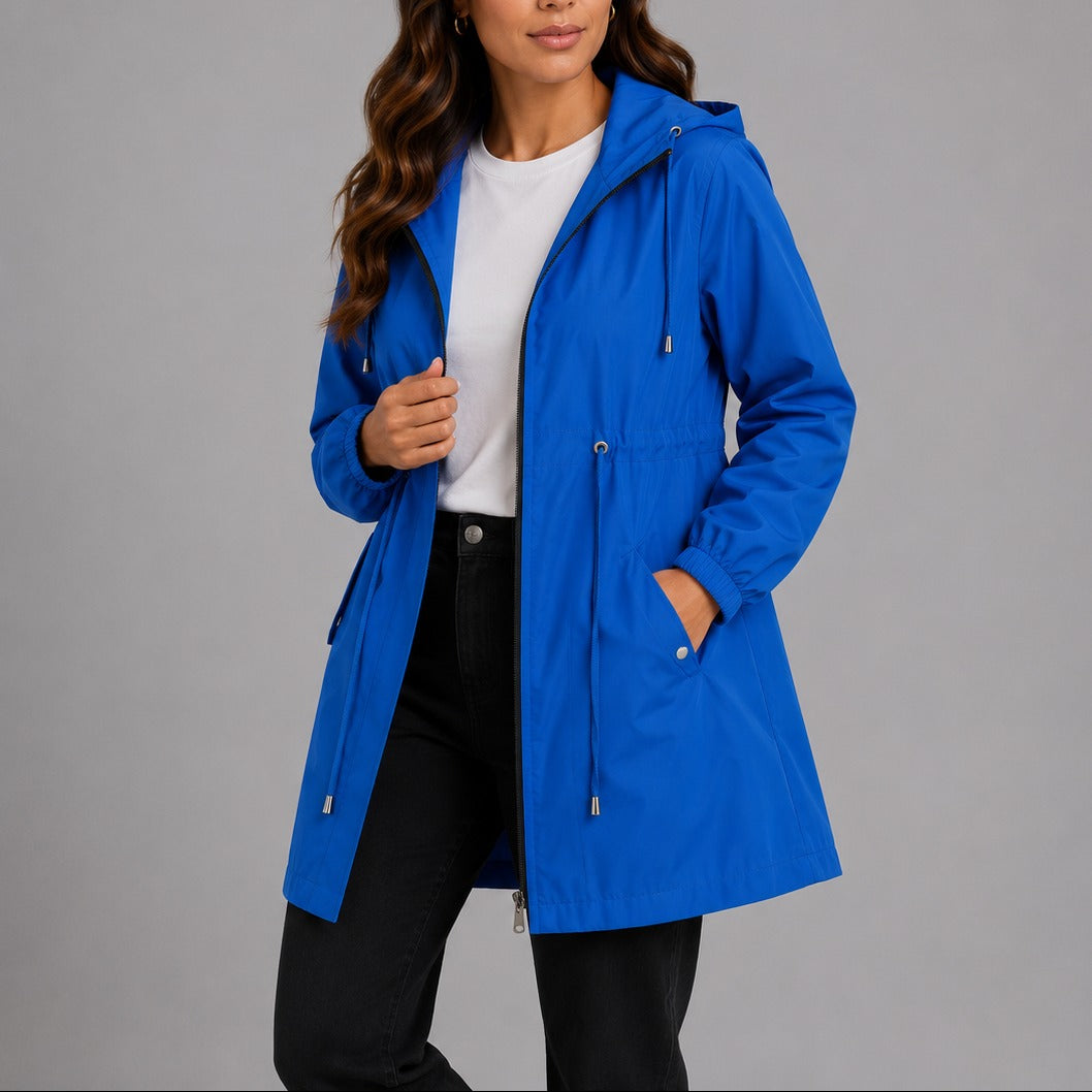 Vrouw in de regenjas in blauw met capuchon en taillekoord | Boutique Moda