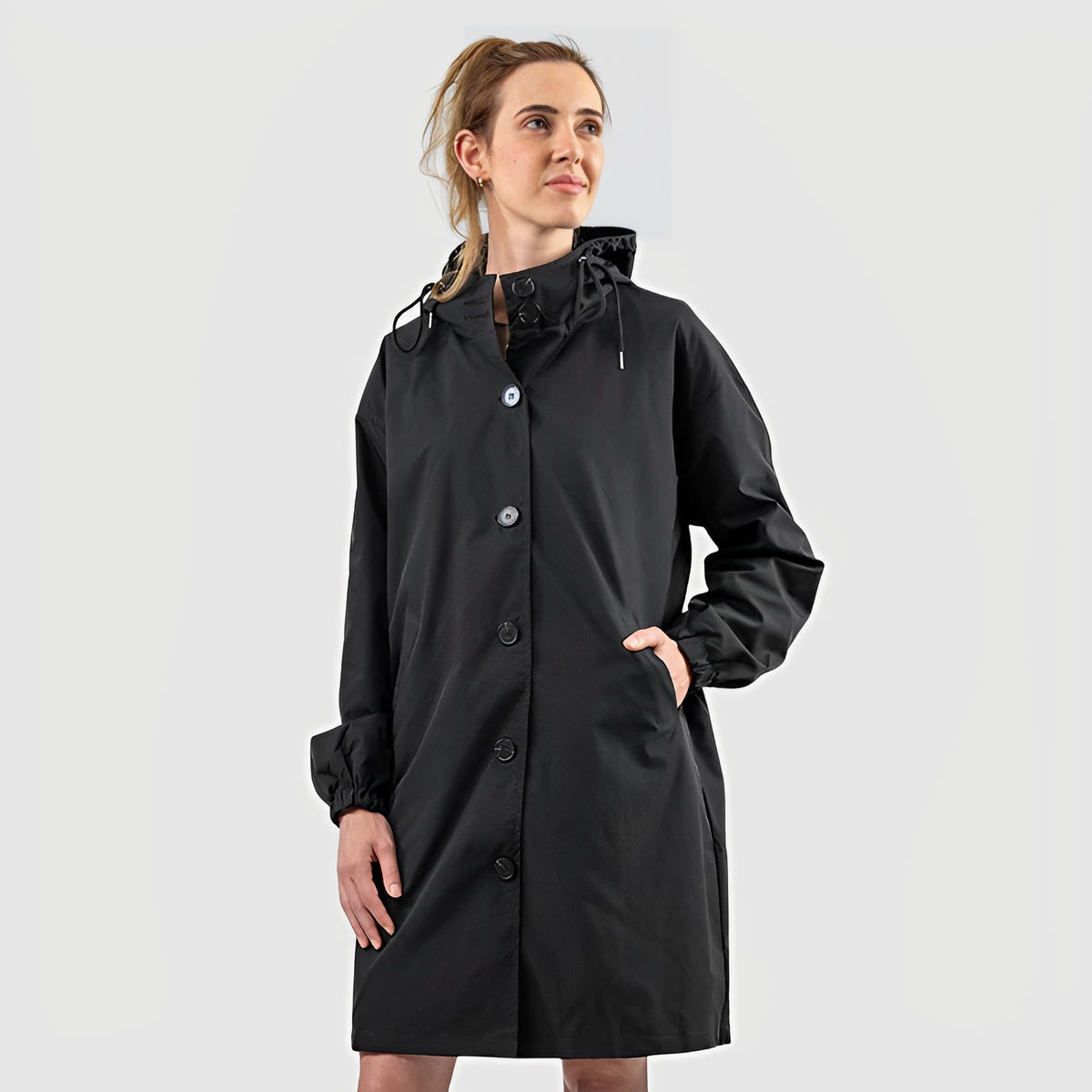 Lichte waterdichte regenjas in zwart met capuchon en knoopsluiting | Boutique Moda