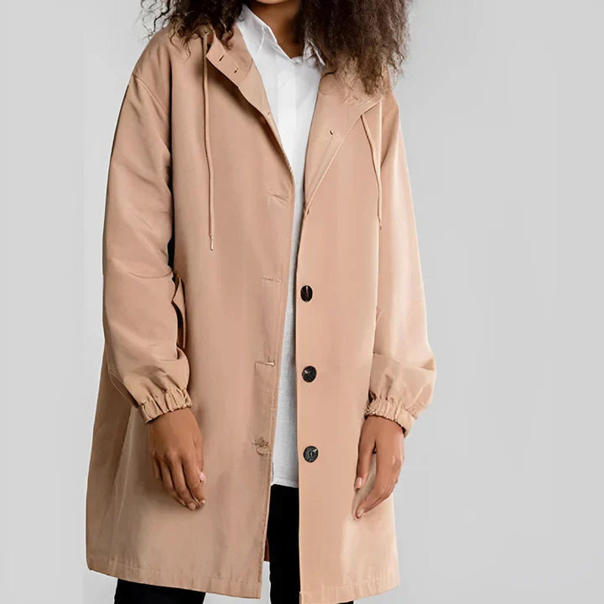 Lichte waterdichte regenjas in khaki met capuchon en knoopsluiting | Boutique Moda