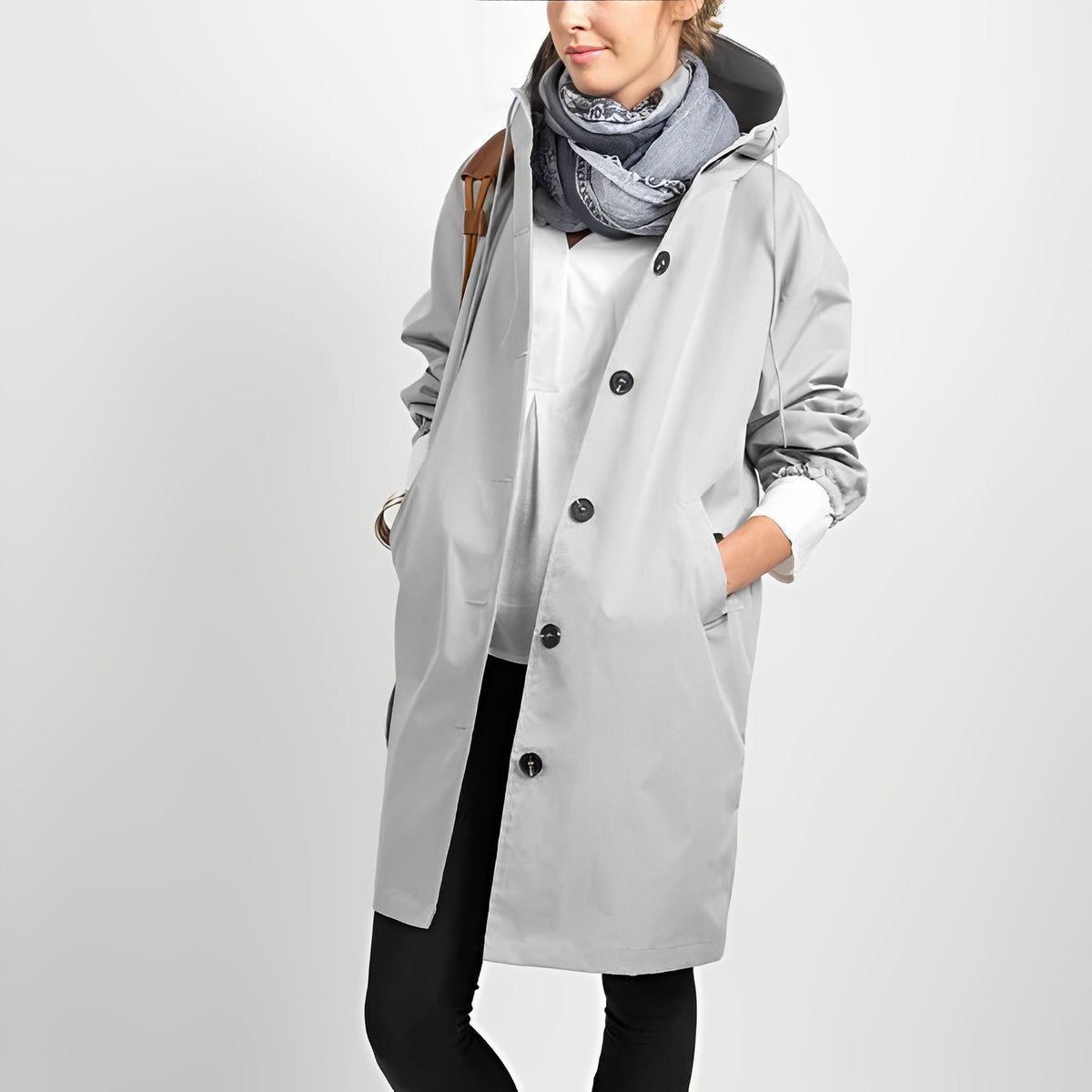 Lichte waterdichte regenjas in lichtgrijs met capuchon en knoopsluiting | Boutique Moda