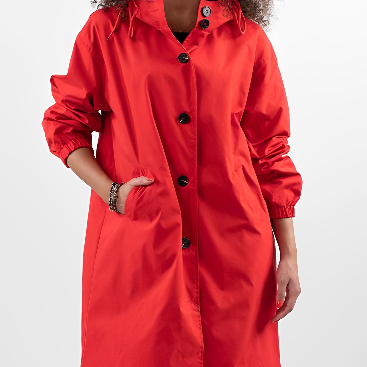 Lichte waterdichte regenjas in rood met capuchon en knoopsluiting | Boutique Moda