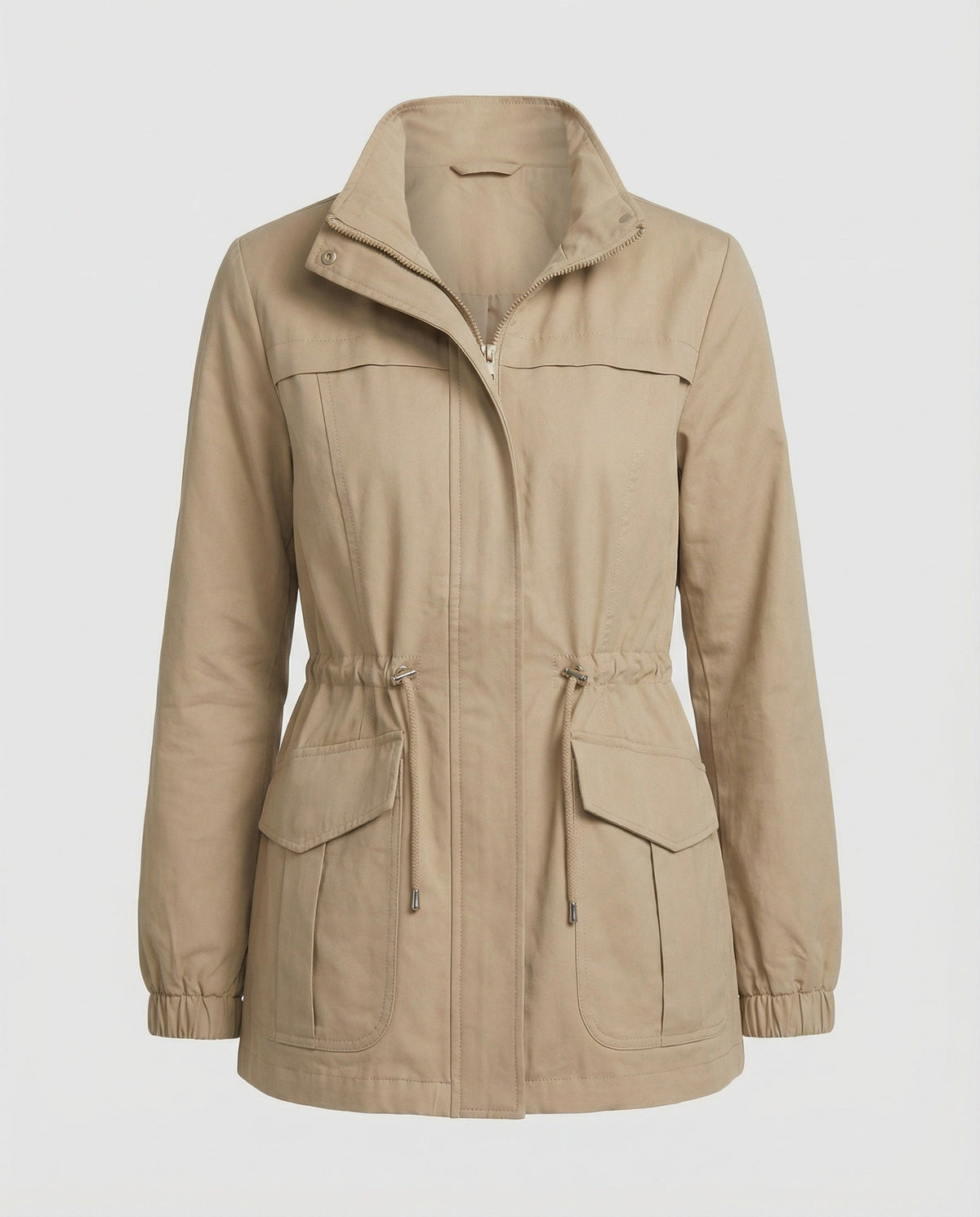Khaki lichte jas met opstaande kraag, taillekoord en klepzakken | Boutique Moda