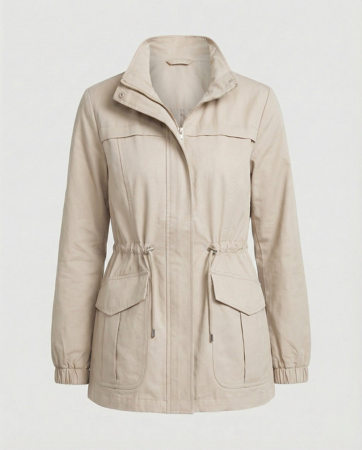 Beige lichte jas met opstaande kraag, taillekoord en klepzakken | Boutique Moda